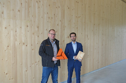 Frischeis-Vertriebsingenieur Markus Danninger und Betriebsbauschuster-Geschäftsführer Christoph Schuster (v. li.) im neu errichteten Betriebspark Harmannsdorf Frischeis-Vertriebsingenieur Markus Danninger und Betriebsbauschuster-Geschäftsführer Christoph Schuster (v. li.) im neu errichteten Betriebspark Harmannsdorf