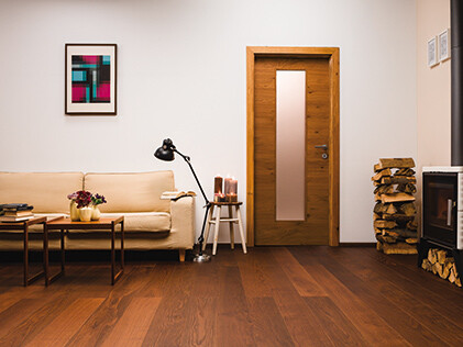 Aus einem Guss von Eurowood: Landhausdiele „Eiche Mocca“ und Furniertüre „Eiche astig“. Aus einem Guss von Eurowood: Landhausdiele „Eiche Mocca“ und Furniertüre „Eiche astig“.