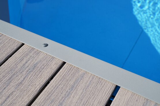 Verlegte MPC (Mineral Plastic Composite) Terrasse am Pool