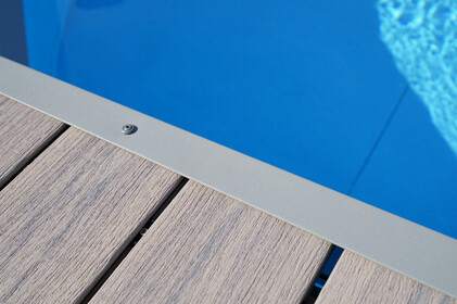 MPC Deckorators Tundra Voyage Verlegte MPC (Mineral Plastic Composite) Terrasse am Pool