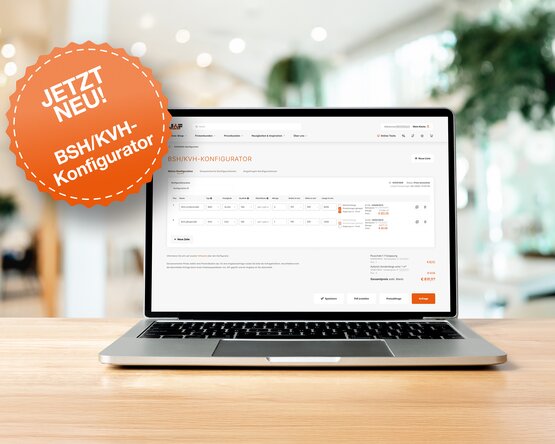 Laptop mit geöffneter JAF BSH/KVH-Konfigurator-Website auf einem Holztisch. Das digitale Planungstool für Brettschichtholz (BSH) und Konstruktionsvollholz (KVH) zeigt eine Tabelle mit Produktdetails, Maßen und Preisen.