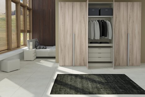 Moderner Kleiderschrank mit Holzoptik, mit teils geöffneten Türen, in stilvollem Schlafzimmer mit großen Fenstern und minimalistischer Einrichtung.