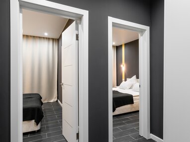 Zwei offene Schlafzimmer mit weißen Türen und Zargen. 