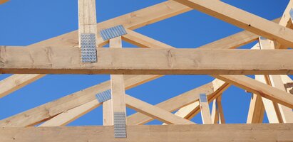 Holzbau-Produkte im Einsatz auf einer Baustelle