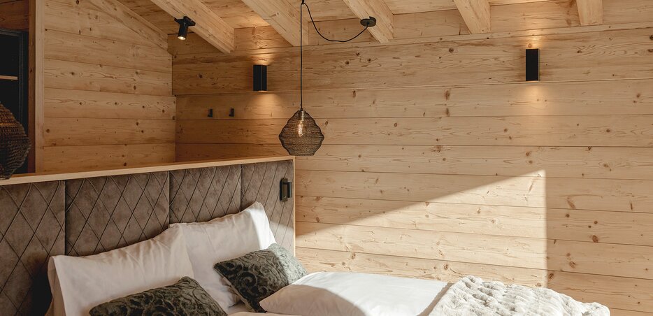 Schlafzimmer mit Profilholz von Retrotimber (Oberfläche gehackt und gebürstet)  | © RETROTIMBER
