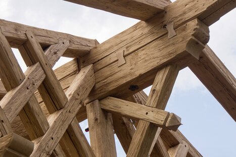 Fichtenkantholz in Altholz-Charakter in Dachkonstruktion  | © RETROTIMBER