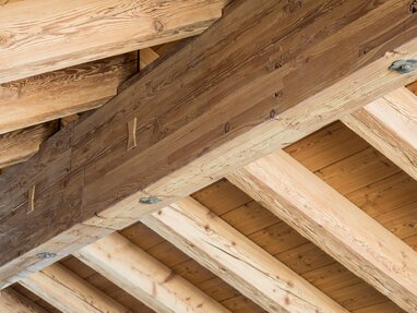 Lärche Leimholzbinder als Firstpfette  | © RETROTIMBER