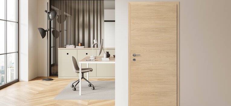 Moderne CPL-Innentür im Dekor Eiche Goldig Harmonie quer, stilvoll ins Ambiente eines hellen, minimalistischen Arbeitszimmers eingebunden.