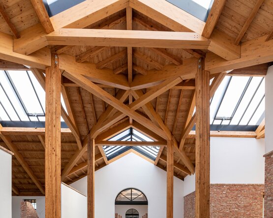Lärchenbauholz von RETROTIMBER in Hallenkonstruktion | © RETROTIMBER