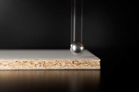 Detailansicht einer Fundermax Verbundplatte im Innenbereich – moderne Materiallösung für Wandgestaltung | © Fundermax Nahaufnahme einer Fundermax Verbundplatte in eleganter Holzstruktur, eingesetzt als Wandverkleidung im Innenraum | © Fundermax