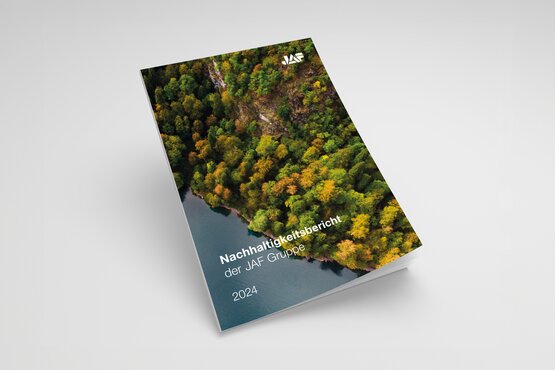 Gedruckte Ausgabe des JAF Nachhaltigkeitsberichts 2024 Gedruckter Folder des JAF Nachhaltigkeitsberichts 2024 mit Fokus auf ESG-Themen wie Umwelt, Soziales und Unternehmensverantwortung