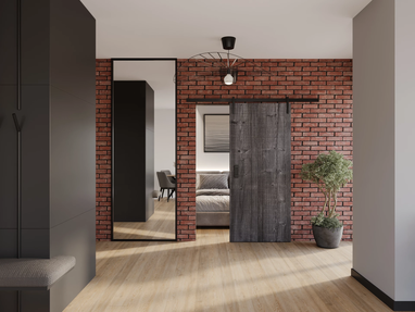 Moderne Schiebetür aus Altholz mit markanter Holzstruktur und natürlicher Farbgebung, montiert auf einer sichtbaren Laufschiene – verbindet rustikale Ästhetik mit platzsparender Funktionalität.