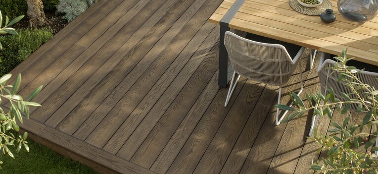 Weitwinkelaufnahme einer modernen Terrasse im System „AO-SB“ mit gleichmäßig verlegten Dielen, warmer Holzfarbe und harmonischer Integration in den Außenbereich – ideal für stilvolle Outdoor-Lösungen. | © Millboard