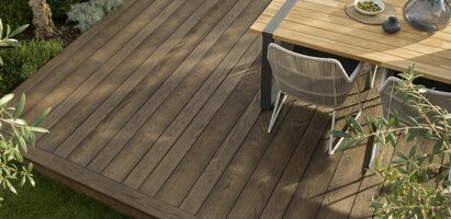 Weitwinkelaufnahme einer modernen Terrasse im System „AO-SB“ mit gleichmäßig verlegten Dielen, warmer Holzfarbe und harmonischer Integration in den Außenbereich – ideal für stilvolle Outdoor-Lösungen. | © Millboard