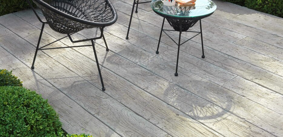 Detailansicht einer Terrassendiele im „Driftwood“-Design mit grau verwitterter Holzoptik, strukturierter Oberfläche und natürlicher Haptik – ideal für stilvolle Außenbereiche mit Küstencharakter. | © Millboards