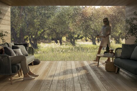 Nahaufnahme einer Terrassendiele im Design „Enhanced Grain Golden Oak“ mit feiner Maserung, strukturierter Oberfläche und warmem Goldbraun – ideal für elegante und pflegeleichte Außenbereiche. | © Millboard