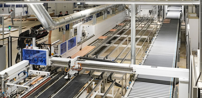 Eine moderne Produktionsanlage fertigt Holztprodukte vollautomatisch. Auf einem Förderband liegen Holzplatten, die von Maschinen verarbeitet werden. Die Szene zeigt eine industrielle Fertigung ohne menschliches Hilfe.