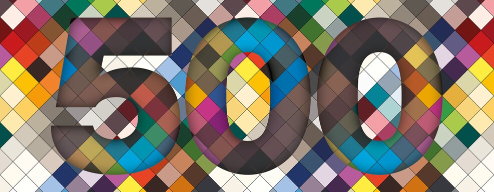Ein stilisiertes grafisches Muster mit verschiedenen Farbflächen und Texturen, in dessen Mitte groß und deutlich die Zahl „500“ steht. Das Design wirkt modern und abstrakt und dient als visuelle Darstellung oder Teaser-Element.