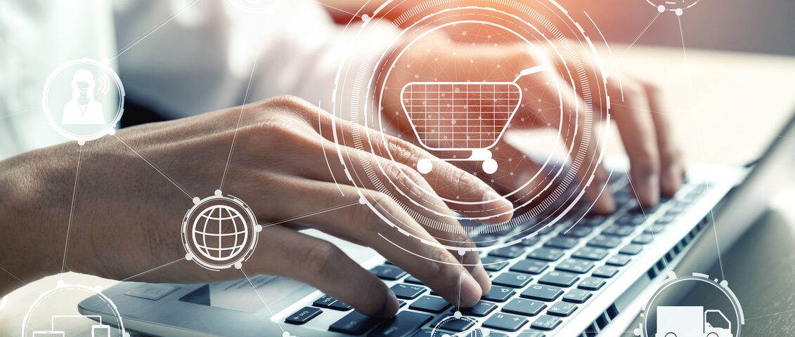 Zwei Hände interagieren mit einer digitalen Benutzeroberfläche, umgeben von Symbolen wie Internet, Netzwerken und Cloud-Icons – Symbolbild für digitale Schnittstellen, Automatisierung und vernetzte Systeme..
