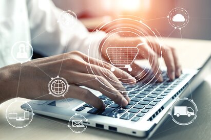 Zwei Hände interagieren mit einer digitalen Benutzeroberfläche, umgeben von Symbolen wie Internet, Netzwerken und Cloud-Icons – Symbolbild für digitale Schnittstellen, Automatisierung und vernetzte Systeme..