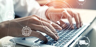 Zwei Hände interagieren mit einer digitalen Benutzeroberfläche, umgeben von Symbolen wie Internet, Netzwerken und Cloud-Icons – Symbolbild für digitale Schnittstellen, Automatisierung und vernetzte Systeme..