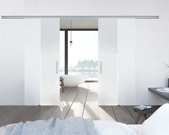 Eine moderne Glastür mit satiniertem Dekor steht in einem hellen Innenraum. Die Tür hat ein schlichtes, geradliniges Design mit einem dezenten, matten Abschluss. Der Türgriff ist aus Metall und minimalistisch gestaltet. Die Umgebung wirkt modern und aufgeräumt, mit weißen Wänden und klaren Linien.