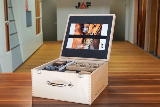 Geöffnete Architekten-Musterbox mit strukturierten Materialproben Eine geöffnete Architekten-Musterbox, die mehrere strukturierte Materialproben zeigt. Die Muster sind in drei Reihen angeordnet und präsentieren unterschiedliche Farben, Texturen und Materialien – darunter Holz- und Verbundwerkstoffe.