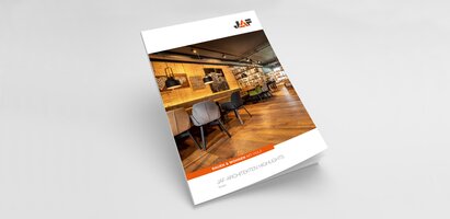 Ein hochformatiger Folder mit der Aufschrift „JAF-Architektenhighlights Boden“, professionell gestaltet in gedeckten Farben. Der Folder liegt auf einem hellen Untergrund und zeigt ein modernes Design.