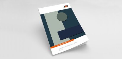 Ein hochformatiger Folder mit der Aufschrift „JAF-Architektenhighlights Platte“, professionell gestaltet in gedeckten Farben. Der Folder liegt auf einem hellen Untergrund und zeigt ein modernes Design.