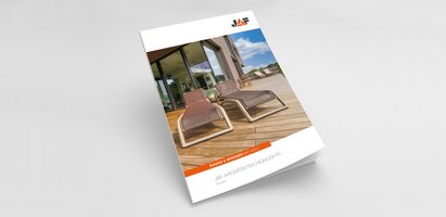 Ein hochformatiger Folder mit der Aufschrift „JAF-Architektenhighlights Terrasse“, professionell gestaltet in gedeckten Farben. Der Folder liegt auf einem hellen Untergrund und zeigt ein modernes Design.
