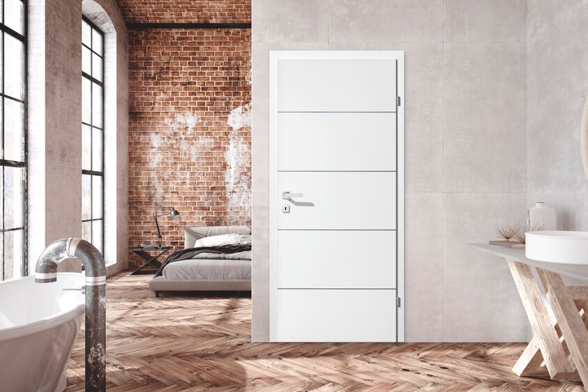 Weiße Lacktür mit eleganter Linienfräsung aus der Silverline-Serie Innenaufnahme einer modernen Innentür in Weißlack mit horizontalen Linienfräsungen aus der Silverline-Serie. Die Tür hat eine glatte, matte Oberfläche und ein minimalistisches Design, das durch die feinen Fräsungen aufgelockert wird. Sie fügt sich harmonisch in helle, zeitgemäße Wohnräume ein und steht für schlichte Eleganz und hochwertige Verarbeitung.