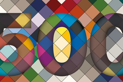 Ein stilisiertes grafisches Muster mit verschiedenen Farbflächen und Texturen, in dessen Mitte groß und deutlich die Zahl „500“ steht. Das Design wirkt modern und abstrakt und dient als visuelle Darstellung oder Teaser-Element.