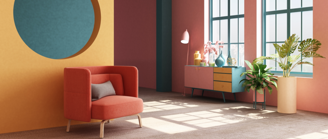 Das Bild zeigt ein modernes Wohnzimmer mit bunten Wänden in Gelb, Pink und Türkis. Ein roter Sessel mit grauem Kissen steht vor einer gelben Wand mit rundem Ausschnitt. Große Fenster lassen viel Licht herein, daneben stehen ein Sideboard mit Deko und eine Stehlampe mit Pflanzen.