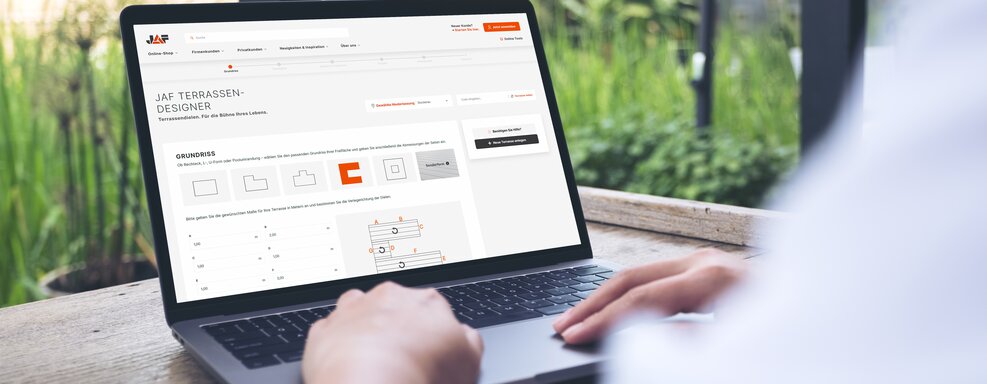 Das Bild zeigt eine Person im Freien, die einen Laptop benutzt. Auf dem Bildschirm ist die Webseite „JAF TERRASSEN-DESIGNER“ mit Gestaltungselementen, Maßen und Diagrammen zur Terrassenplanung zu sehen.