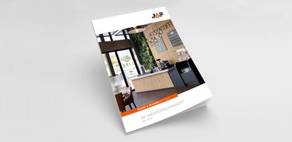 Ein hochformatiger Folder mit der Aufschrift „JAF-Architektenhighlights Akustik“, professionell gestaltet in gedeckten Farben. Der Folder liegt auf einem hellen Untergrund und zeigt ein modernes Design.