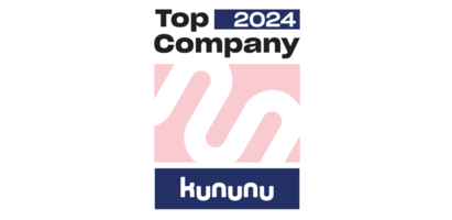 Abzeichen mit der Aufschrift „Top Company 2024 kununu“ vor abstraktem pink-weißem Hintergrund, Text in Schwarz, Weiß und Blau.