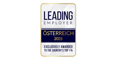 Abzeichen mit der Aufschrift „LEADING EMPLOYER ÖSTERREICH 2025 – Exclusively awarded to the country’s top 1%“, verliehen an die besten Arbeitgeber des Landes.