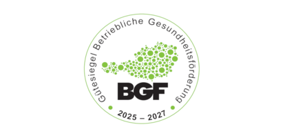 Rundes Logo mit der Aufschrift „Gütesiegel Betriebliche Gesundheitsförderung“, in der Mitte eine grüne Punktkarte von Österreich und die Buchstaben „BGF“, unten die Jahresangabe „2025–2027“.