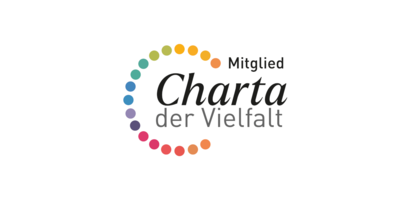 Logo mit dem Schriftzug „Mitglied Charta der Vielfalt“ und einem Kreis aus bunten Punkten in Regenbogenfarben