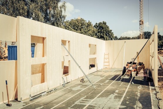Brettsperrholz-Rohbau in moderner Holzbauweise | © LibertydotHome GmbH Rohbau in moderner Holzbauweise mit tragenden Brettsperrholzelementen auf einer Baustelle. | © LibertydotHome GmbH