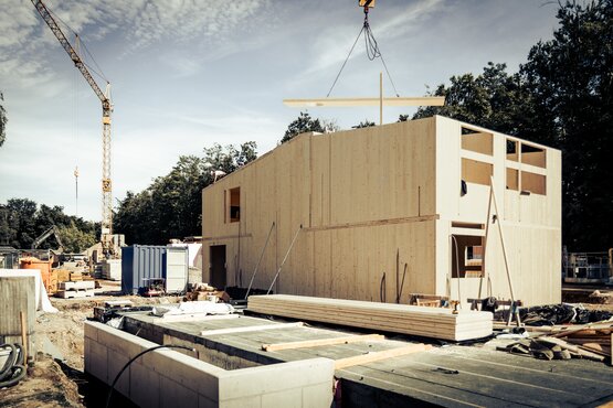 Montage eines Holzbaus mit Brettsperrholzelementen | © LibertydotHome GmbH Mehrgeschossiger Holzbau mit Brettsperrholzelementen | Montage auf der Baustelle | © LibertydotHome GmbH