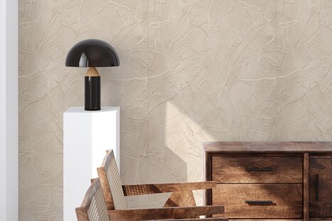 Moderner Essbereich mit strukturiertem beigem Wandpaneel, Holzstühlen, Kommode und schwarzer Lampe auf Sockel. | © Kronospan