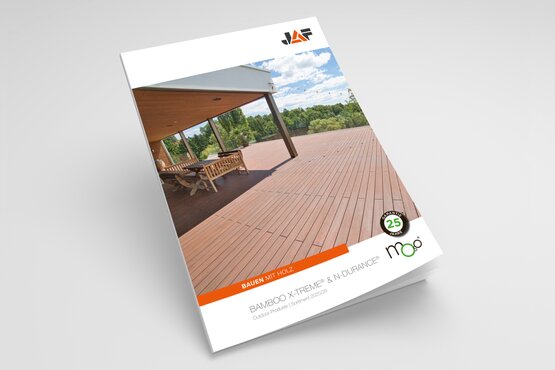 Broschüre mit Holzterrasse und JAF-Logo Titelbild einer Broschüre mit überdachter Holzterrasse, Gartenmöbeln und grünem Hintergrund. Oben ist das JAF-Logo, unten stehen Texte wie „BAUEN MIT HOLZ“ und „BAMBOO X-TREME & N-DURANCE“.