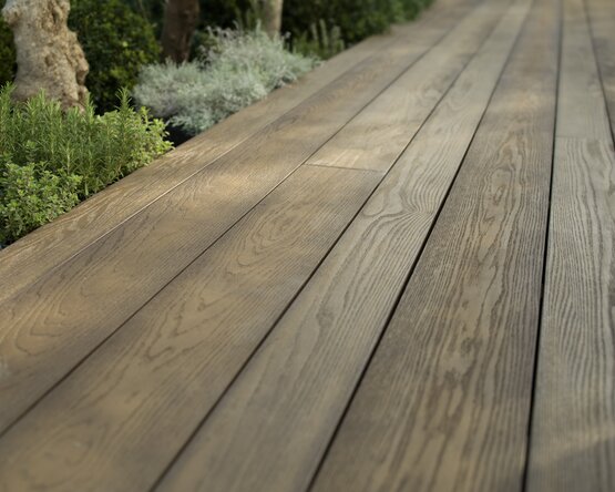 Detailaufnahme einer Terrassendiele des Modells „Antique Oak“ mit fein strukturierter Holzoberfläche, natürlicher Farbgebung und präziser Verarbeitung – ideal für stilvolle und langlebige Outdoor-Gestaltung. | © Millboard