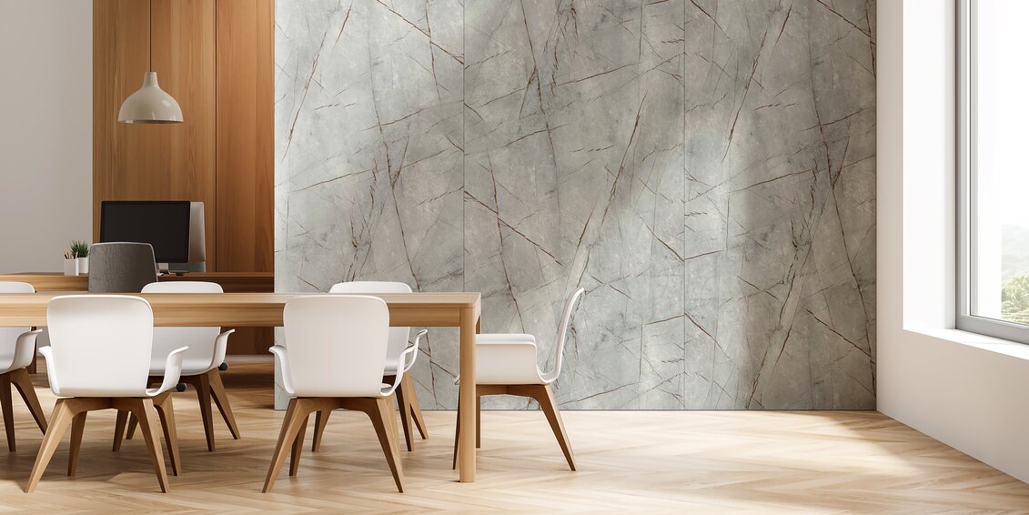 Helles, modernes Büro mit Holzmöbeln, Designstühlen und Wandverkleidung mit grauen Marmor-Wandpaneelen