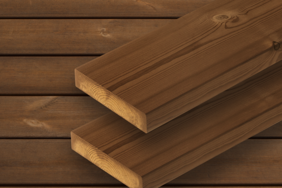 Terrassendielen aus Holz Zwei dunkelbraune parallele Terrassendielen mit sichtbarer Maserung liegen auf einer Fläche aus ähnlichem Holz mit horizontalen Brettern im Hintergrund.