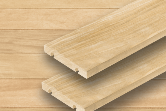 Terrassendielen aus Holz Zwei hellbraune parallele Terrassendielen mit sichtbarer Maserung und Riffelung liegen auf einer Fläche aus ähnlichem Holz mit horizontalen Brettern im Hintergrund.