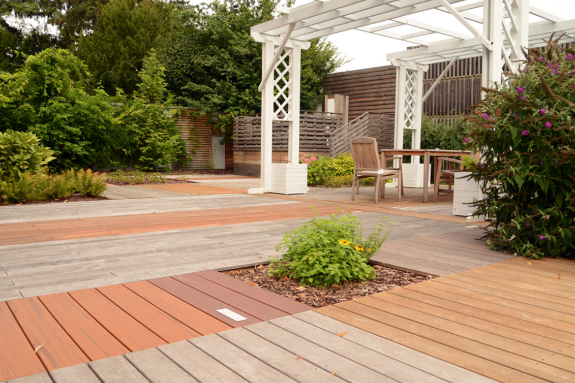 Moderne Terrasse mit verschiedenen Terrassenböden ausgelegt