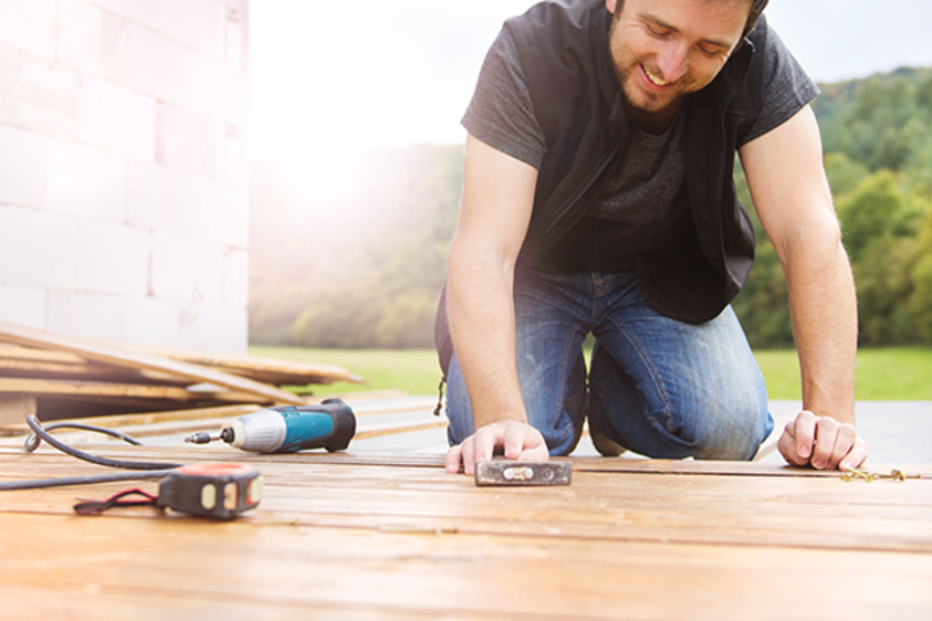 Terrassenverlegung Fachexperte verlegt eine Terrasse aus Holz.