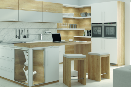Moderne Küche mit heller Arbeitsplatte, Marmor-Rückwand, offenen Regalen und eingebauten Geräten